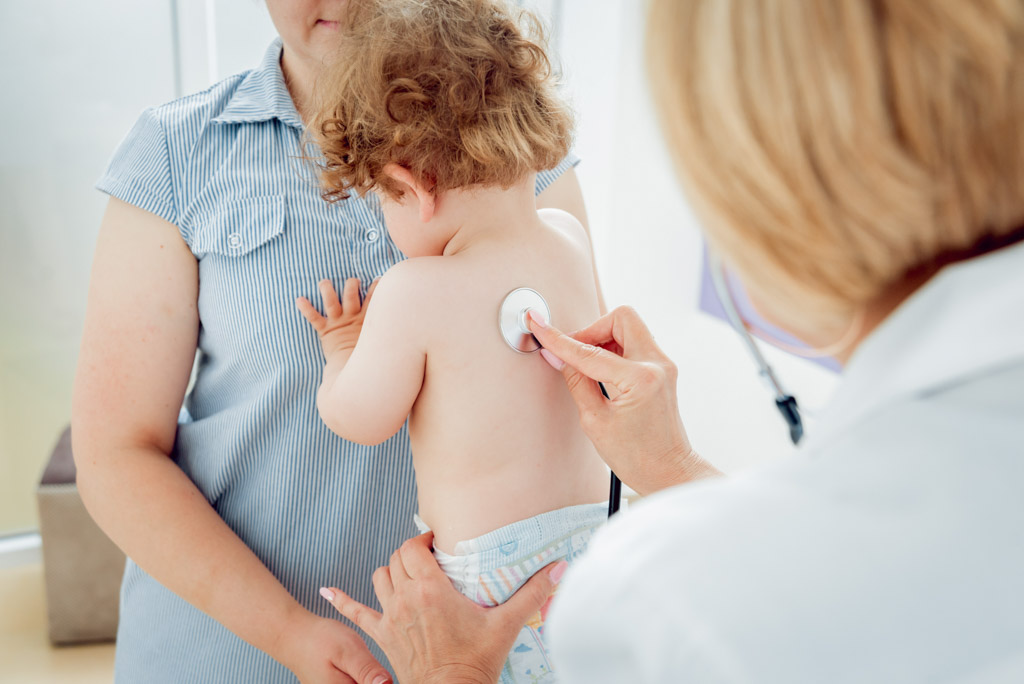 Freundlicher Kinderarzt mit einem jungen Patienten in der Praxis. Diagnostik, Gesundheitsversorgung, medizinische Dienstleistung,<br />
Kindermedizin – romaset © AdobeStock